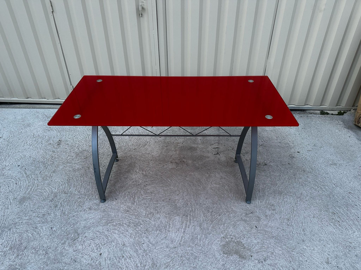 Bureau Design en Verre Rouge Brillant – Élégant & Moderne – Bon État