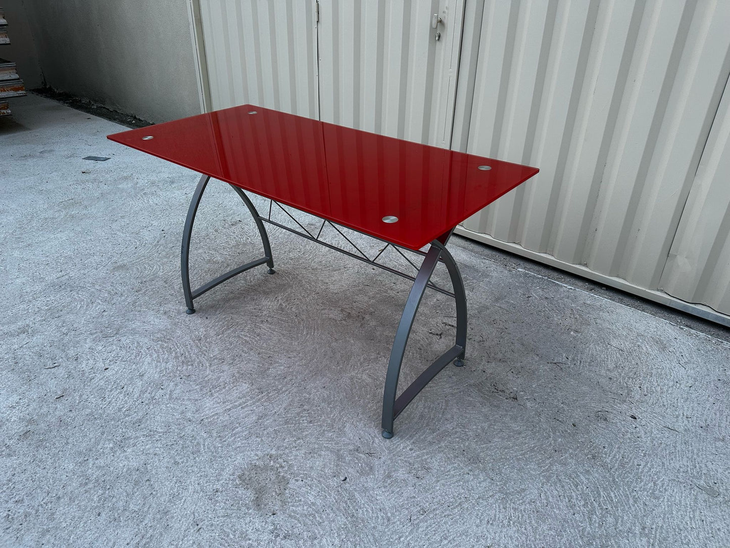 Bureau Design en Verre Rouge Brillant – Élégant & Moderne – Bon État