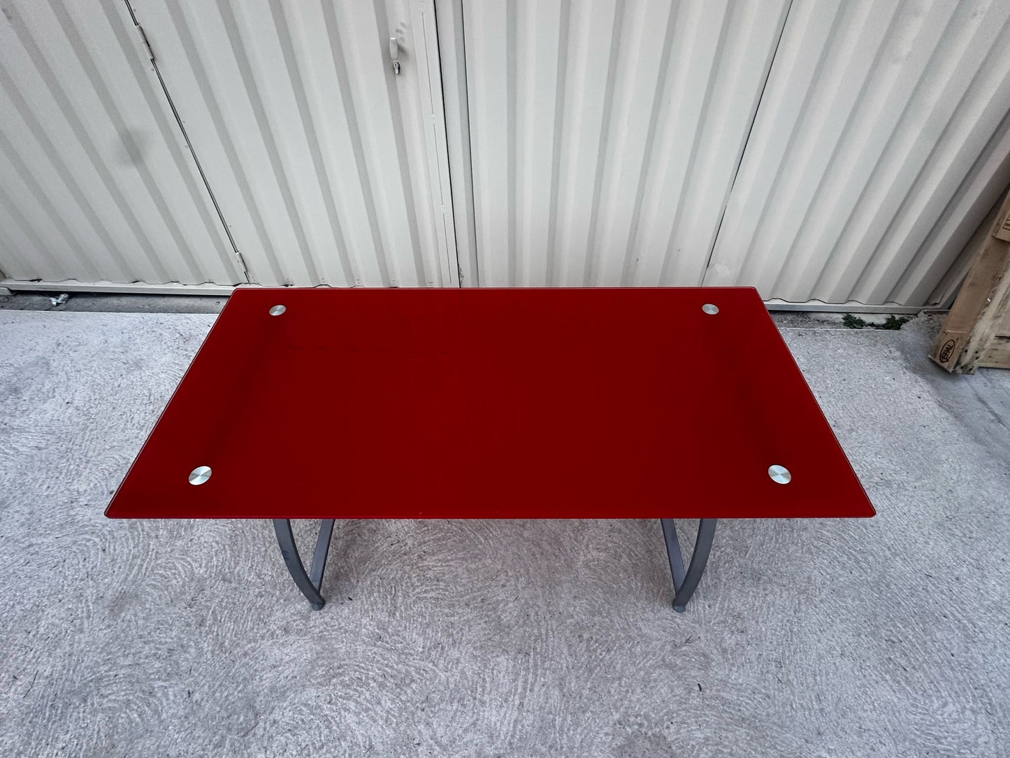 Bureau Design en Verre Rouge Brillant – Élégant & Moderne – Bon État