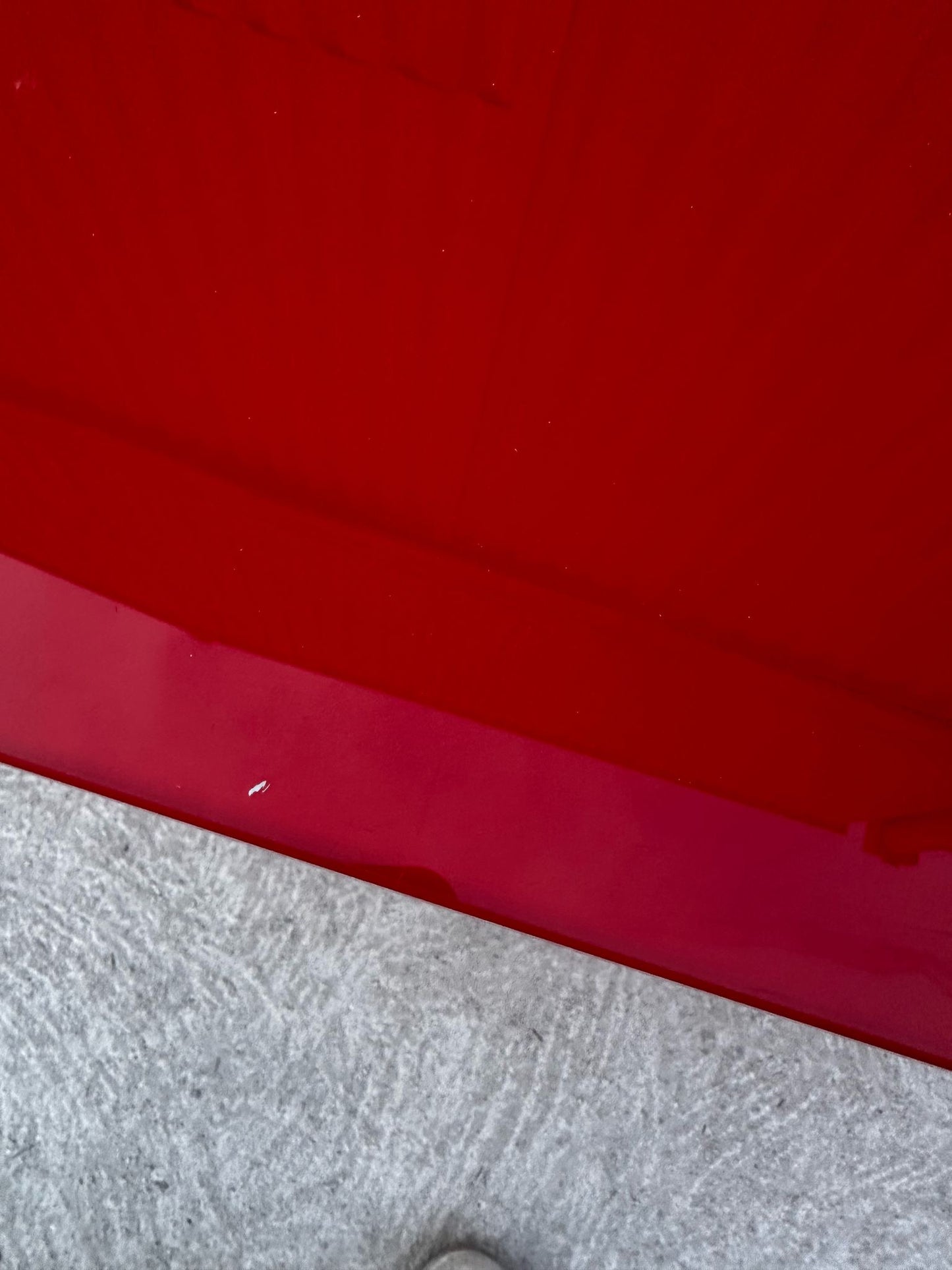 Bureau Design en Verre Rouge Brillant – Élégant & Moderne – Bon État