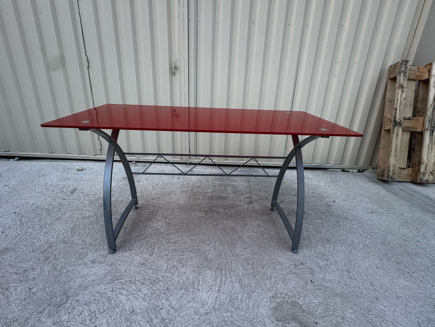 Bureau Design en Verre Rouge Brillant – Élégant & Moderne – Bon État
