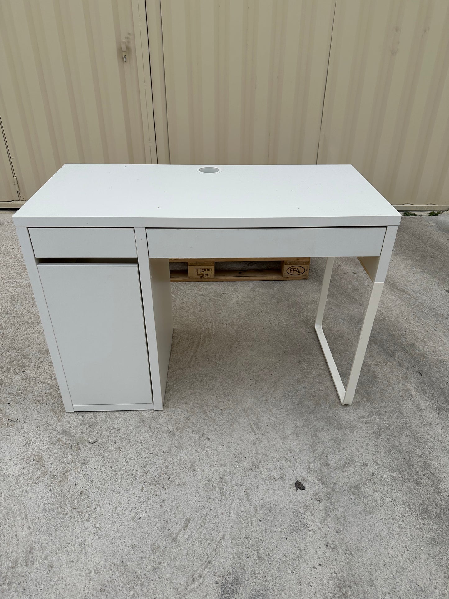 Bureau Compact & Fonctionnel - Tiroirs et Étagères