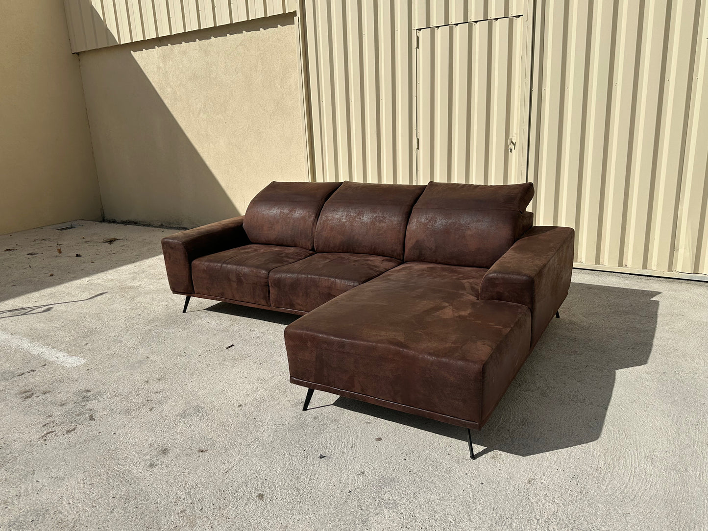 Canapé d’Angle en Nubuck Marron - Confort et Élégance au Design Moderne