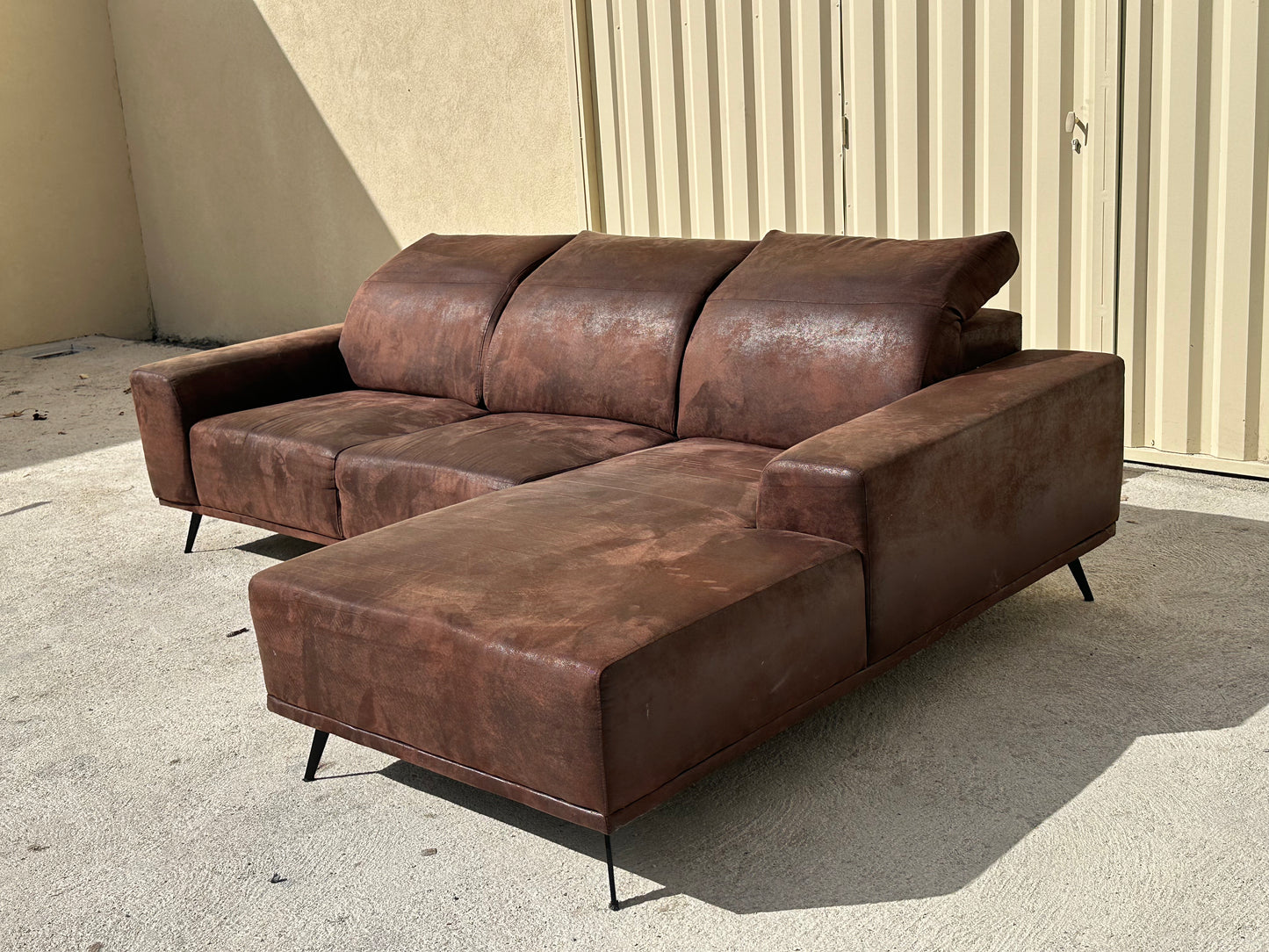 Canapé d’Angle en Nubuck Marron - Confort et Élégance au Design Moderne
