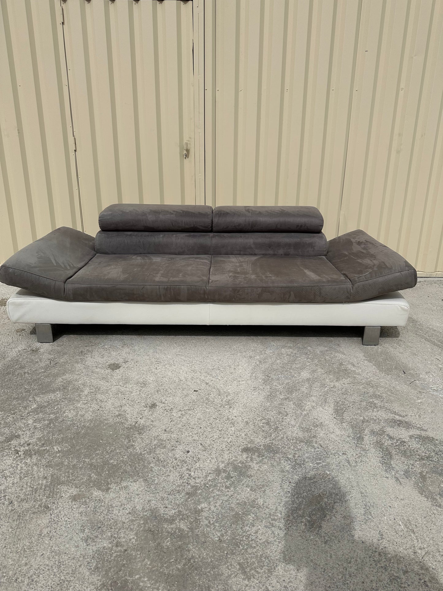 Canapé design gris et blanc – Confort modulable et modernité