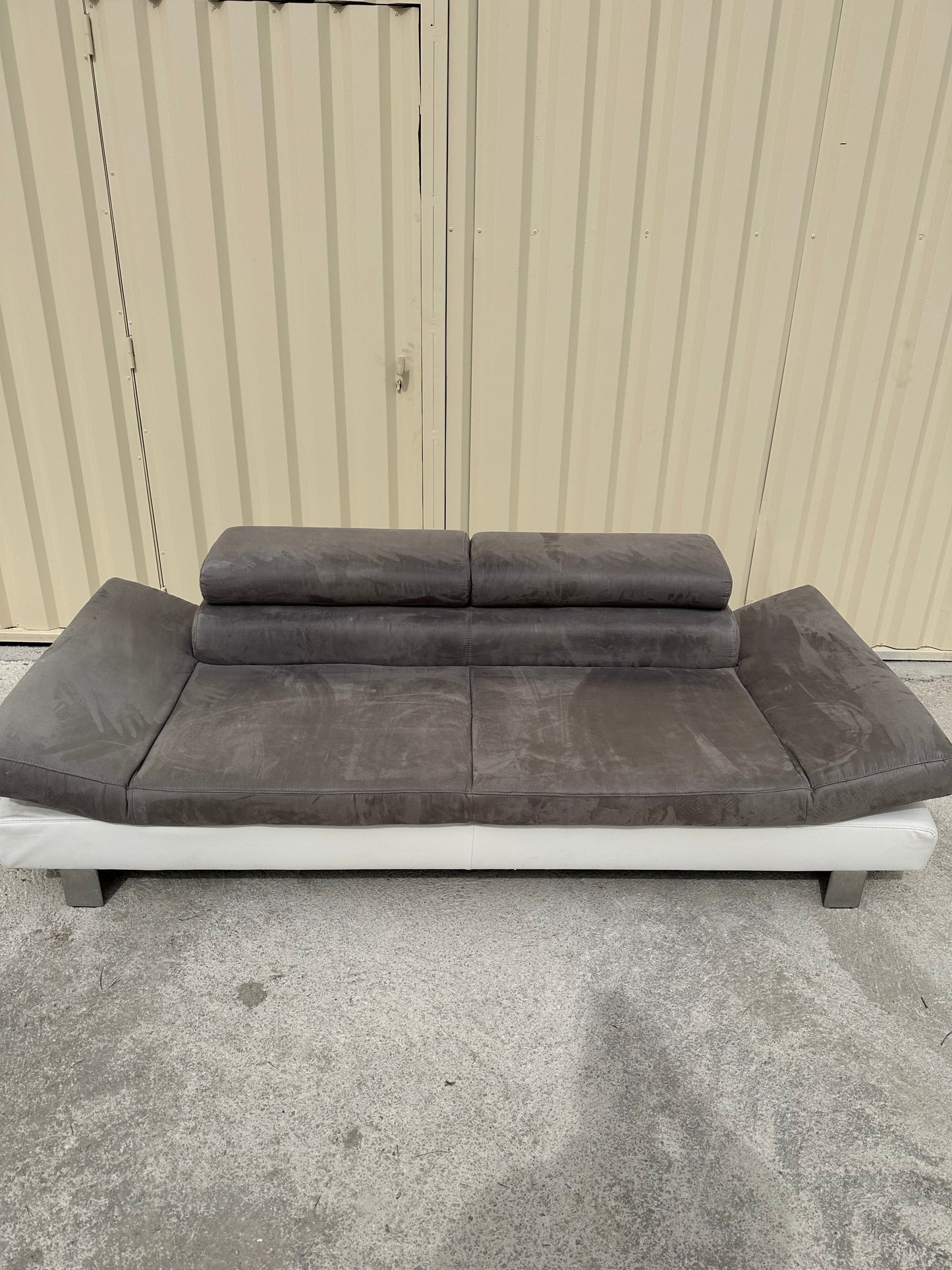 Canapé design gris et blanc – Confort modulable et modernité