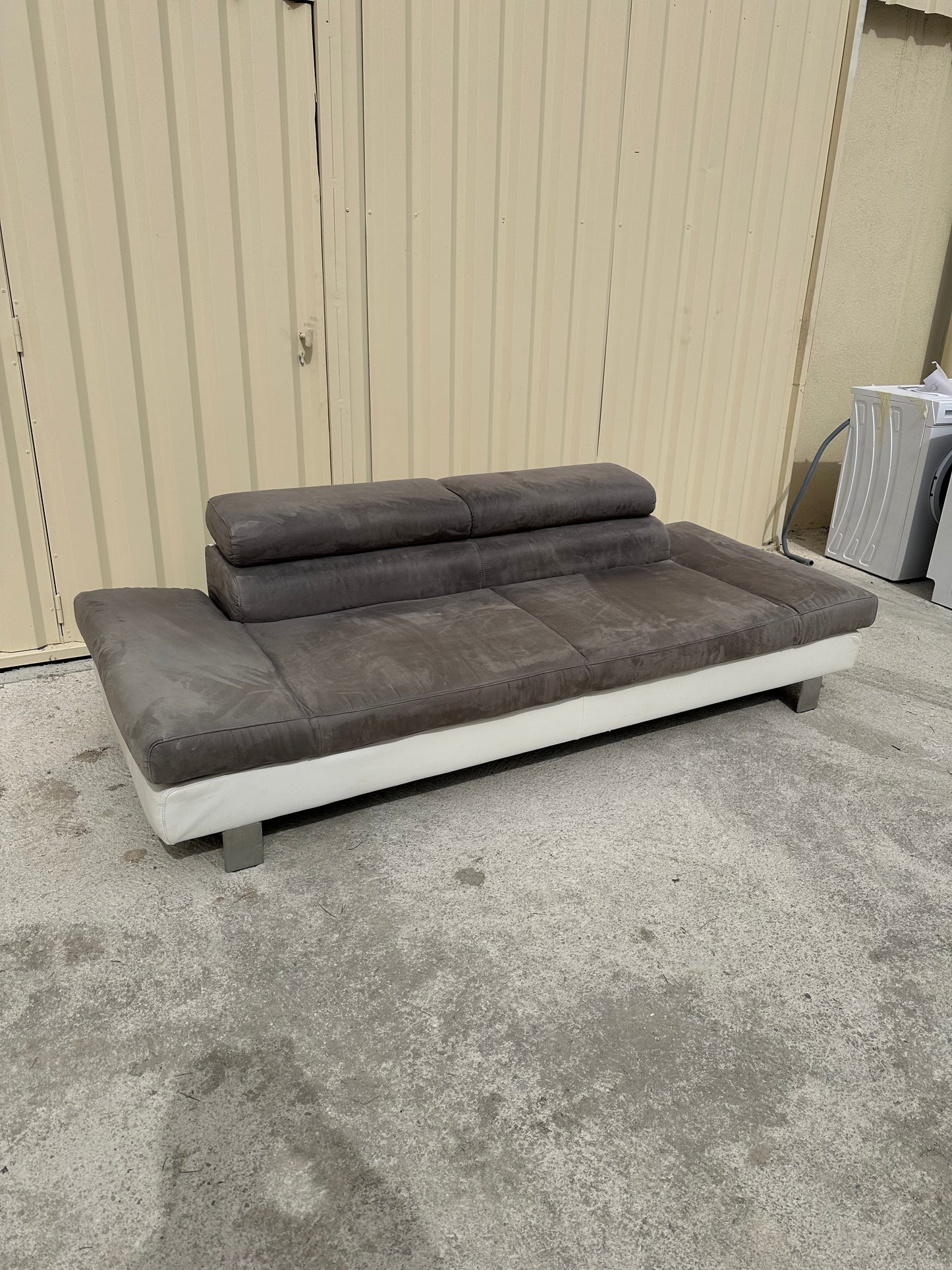 Canapé design gris et blanc – Confort modulable et modernité