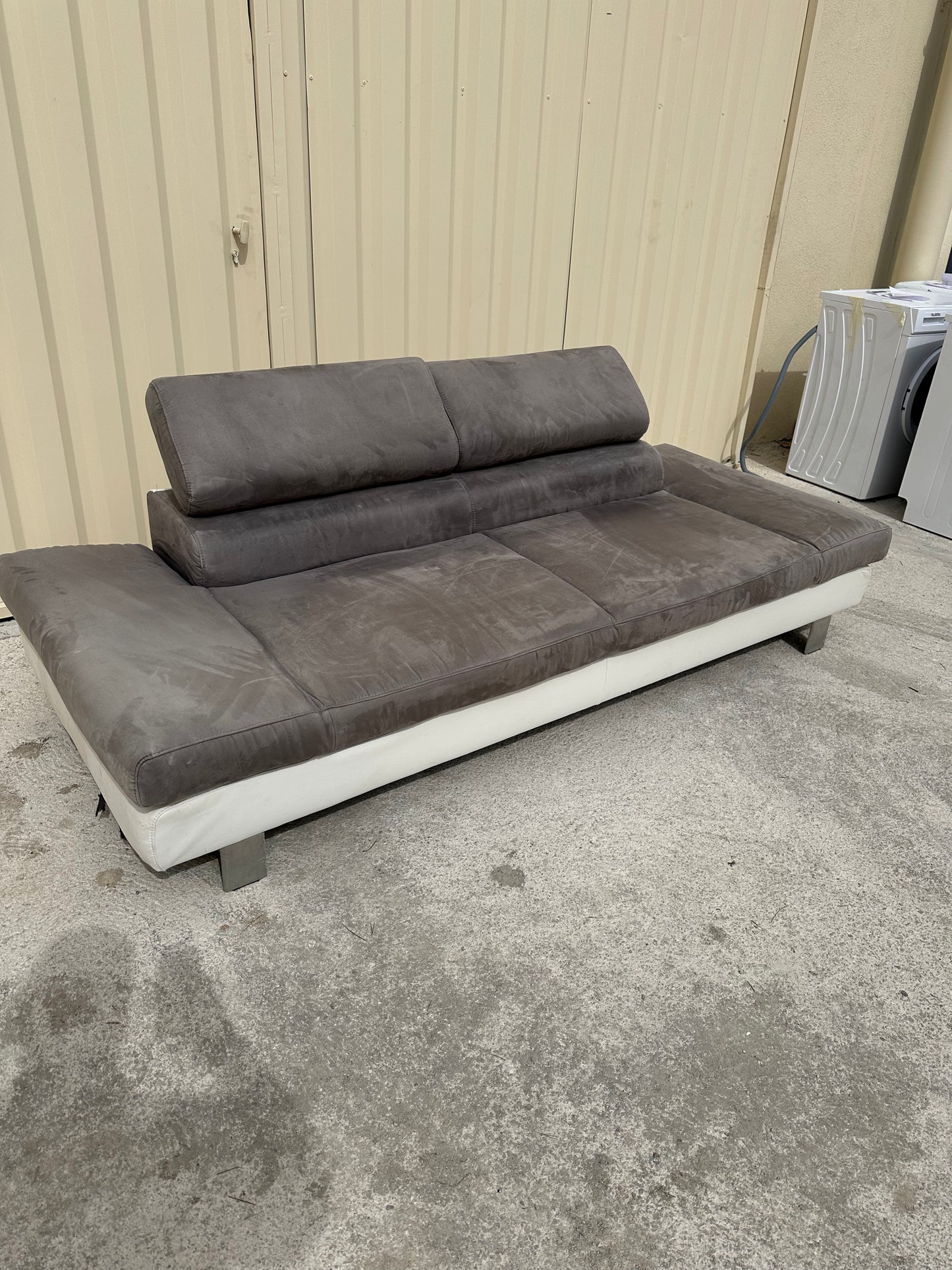 Canapé design gris et blanc – Confort modulable et modernité