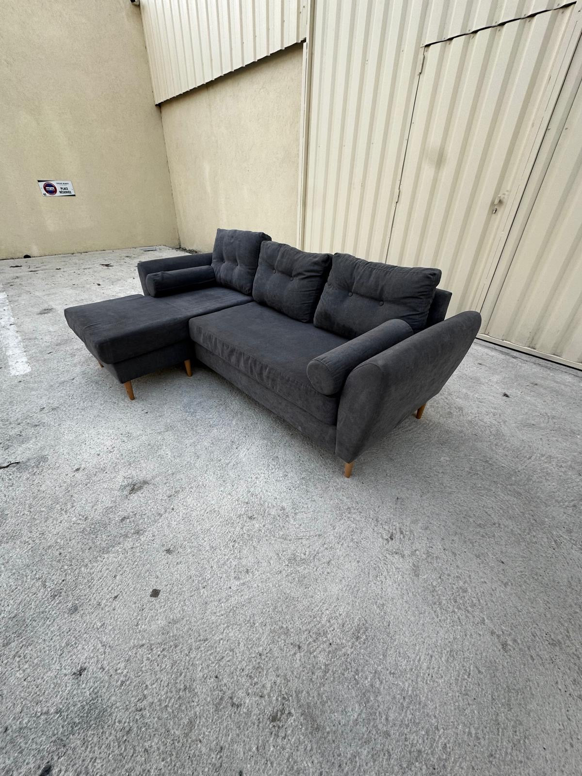 Canapé d’angle en tissu gris foncé - Confort et style scandinave en bon état