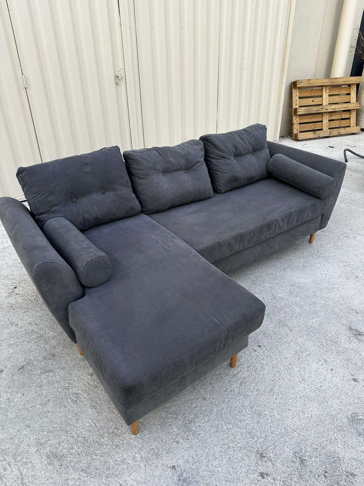 Canapé d’angle en tissu gris foncé - Confort et style scandinave en bon état