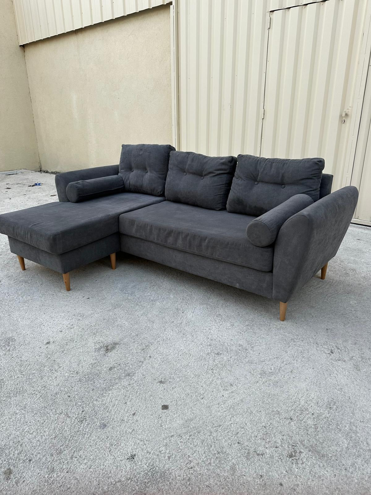 Canapé d’angle en tissu gris foncé - Confort et style scandinave en bon état