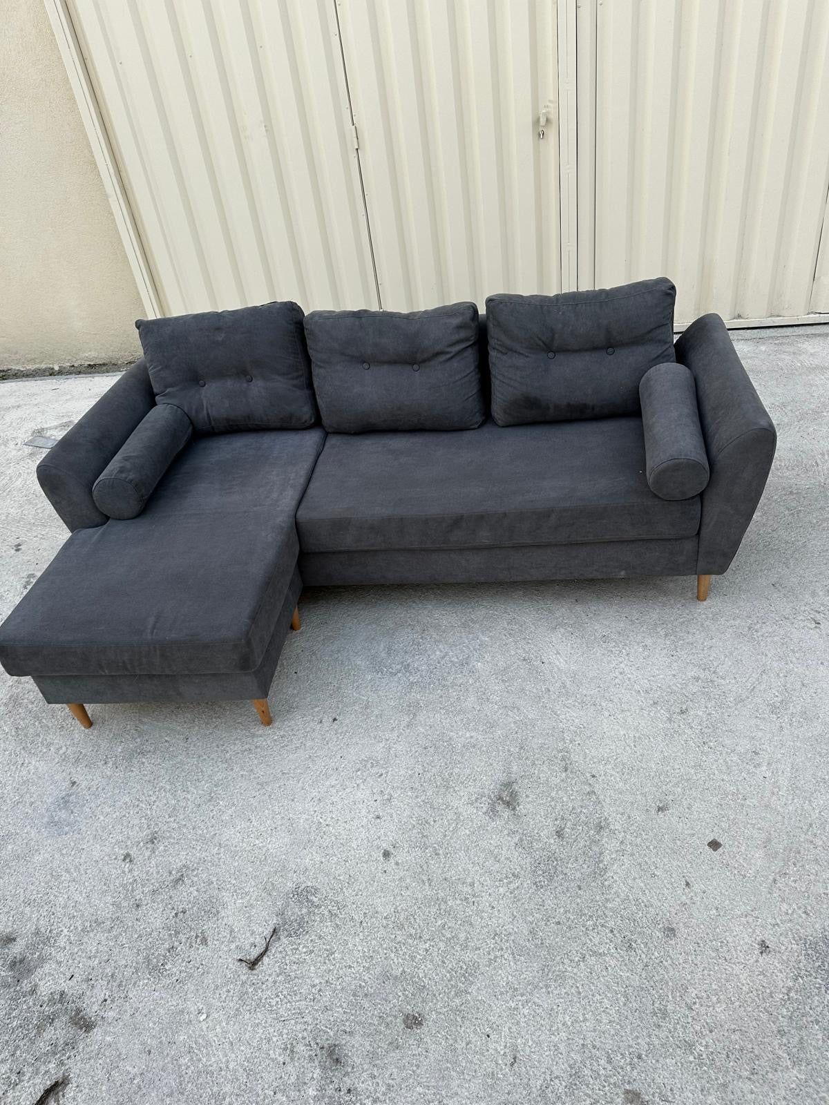 Canapé d’angle en tissu gris foncé - Confort et style scandinave en bon état