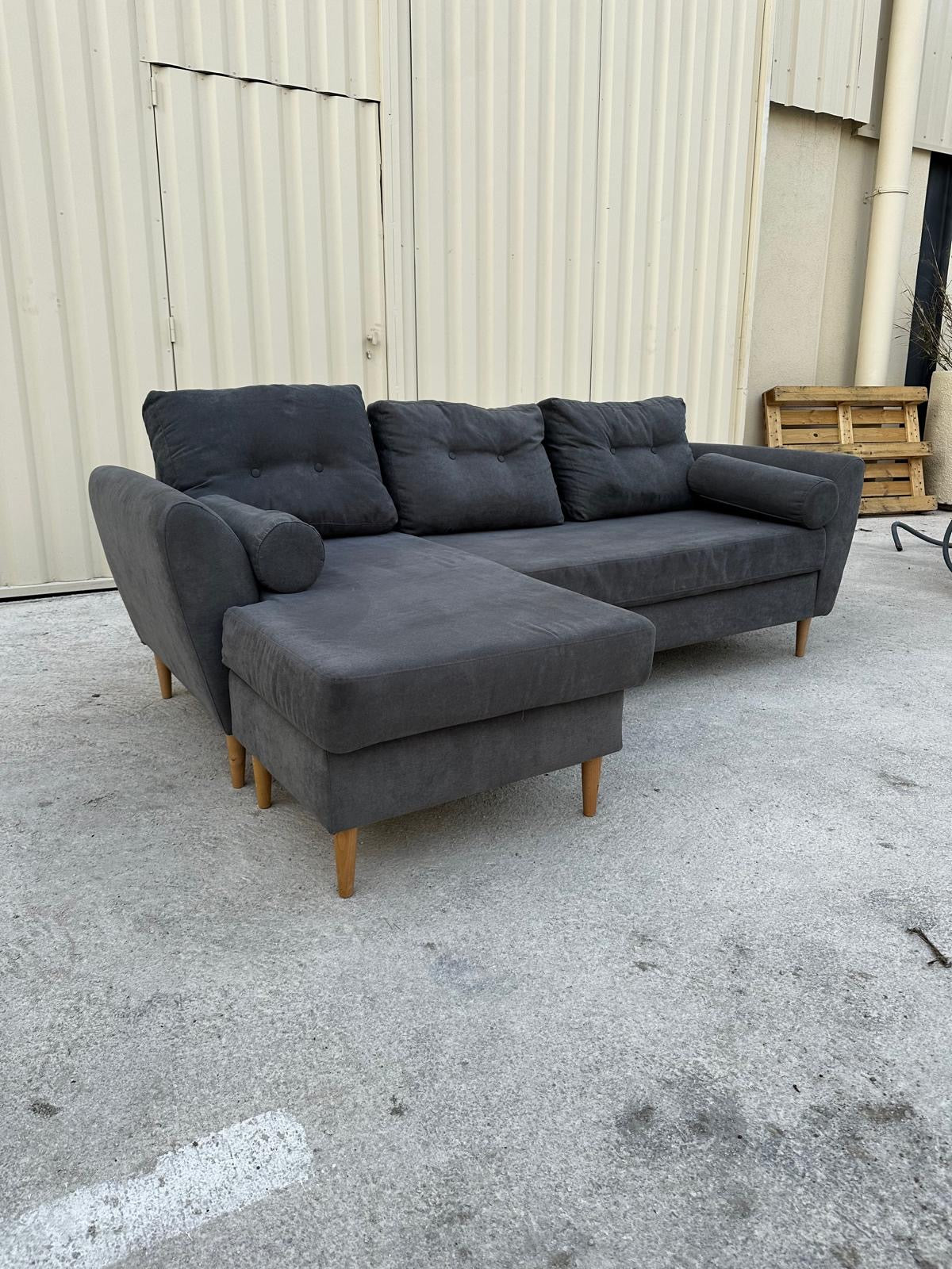 Canapé d’angle en tissu gris foncé - Confort et style scandinave en bon état