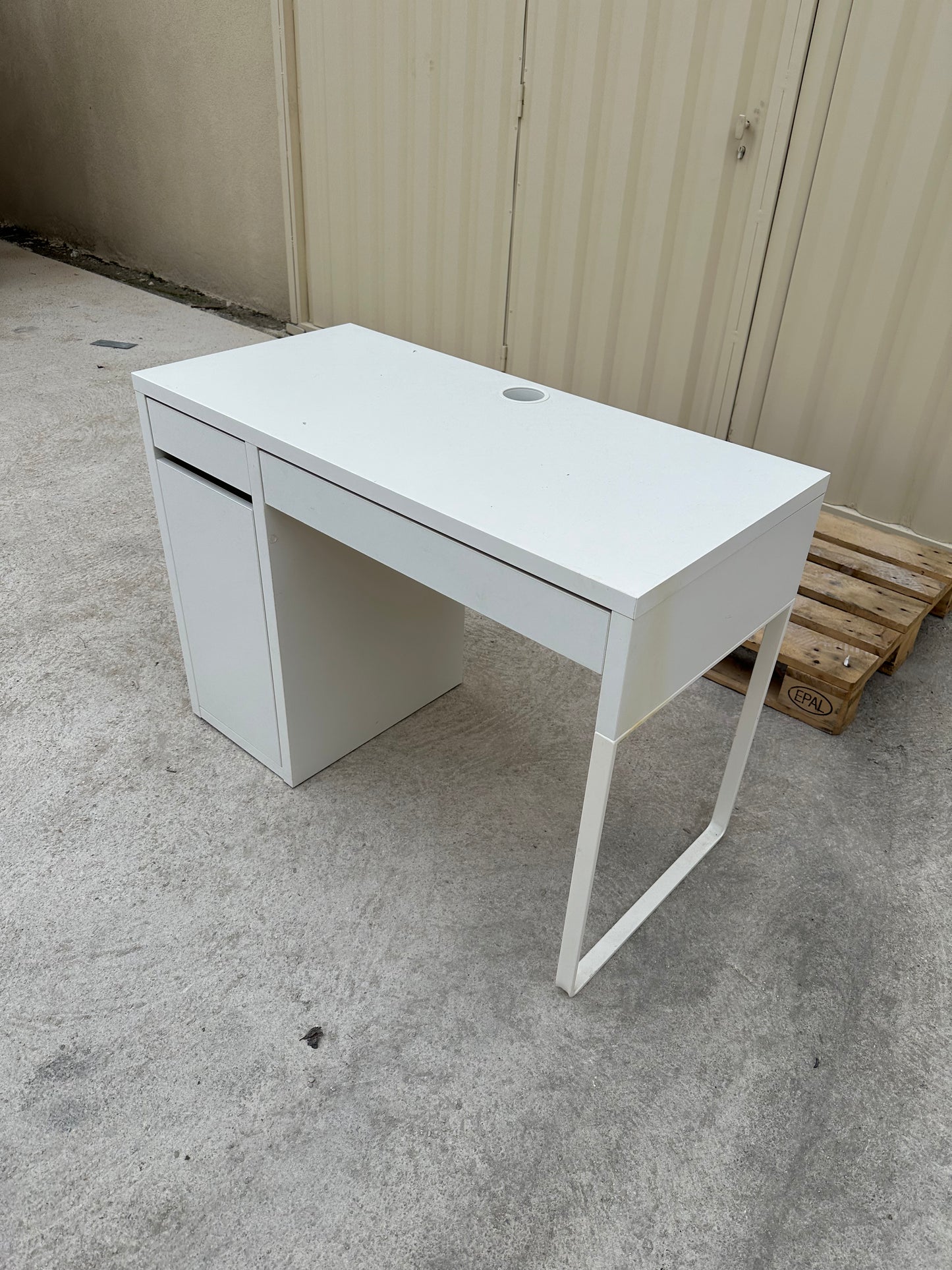 Bureau Compact & Fonctionnel - Tiroirs et Étagères