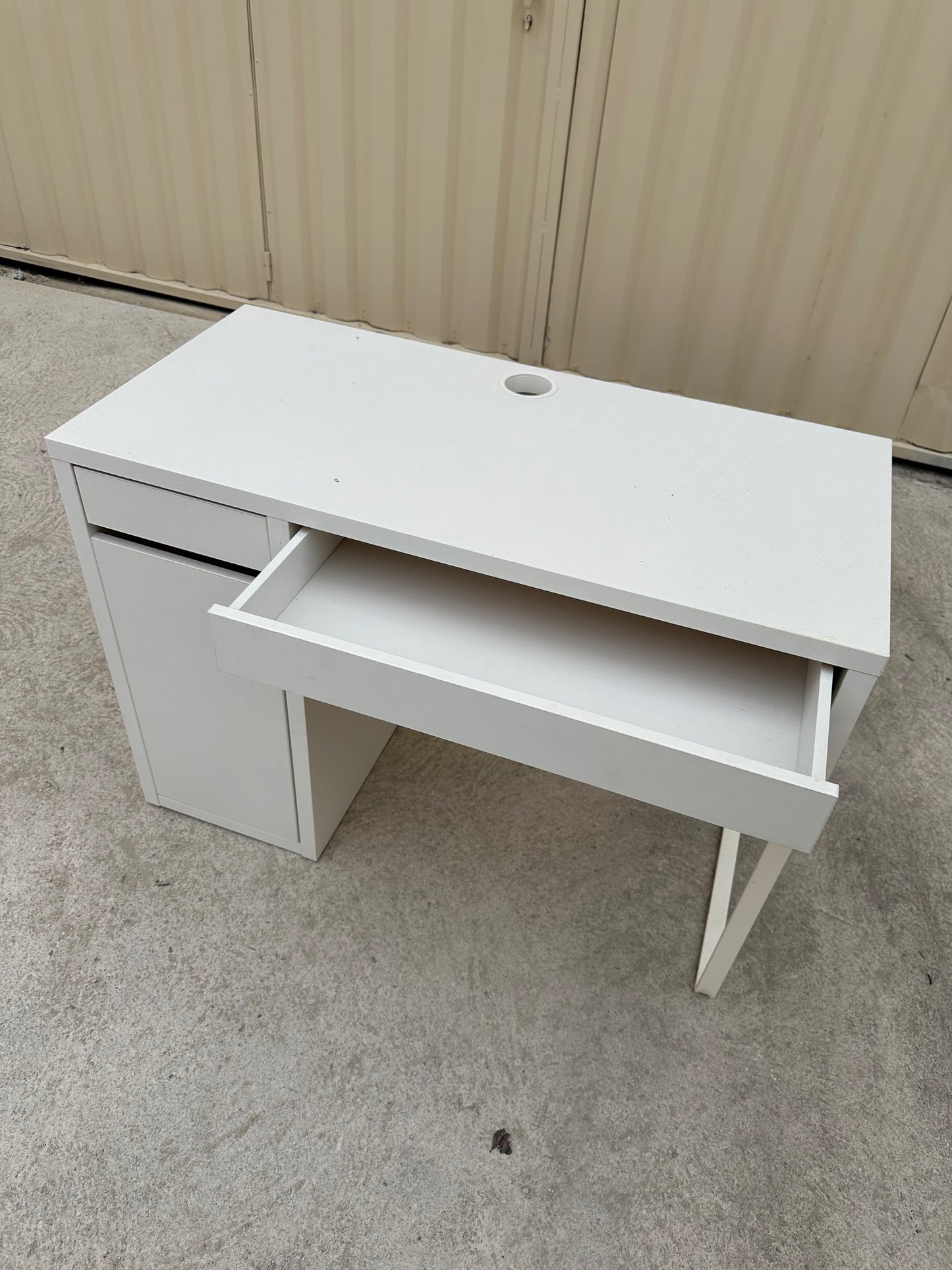 Bureau Compact & Fonctionnel - Tiroirs et Étagères