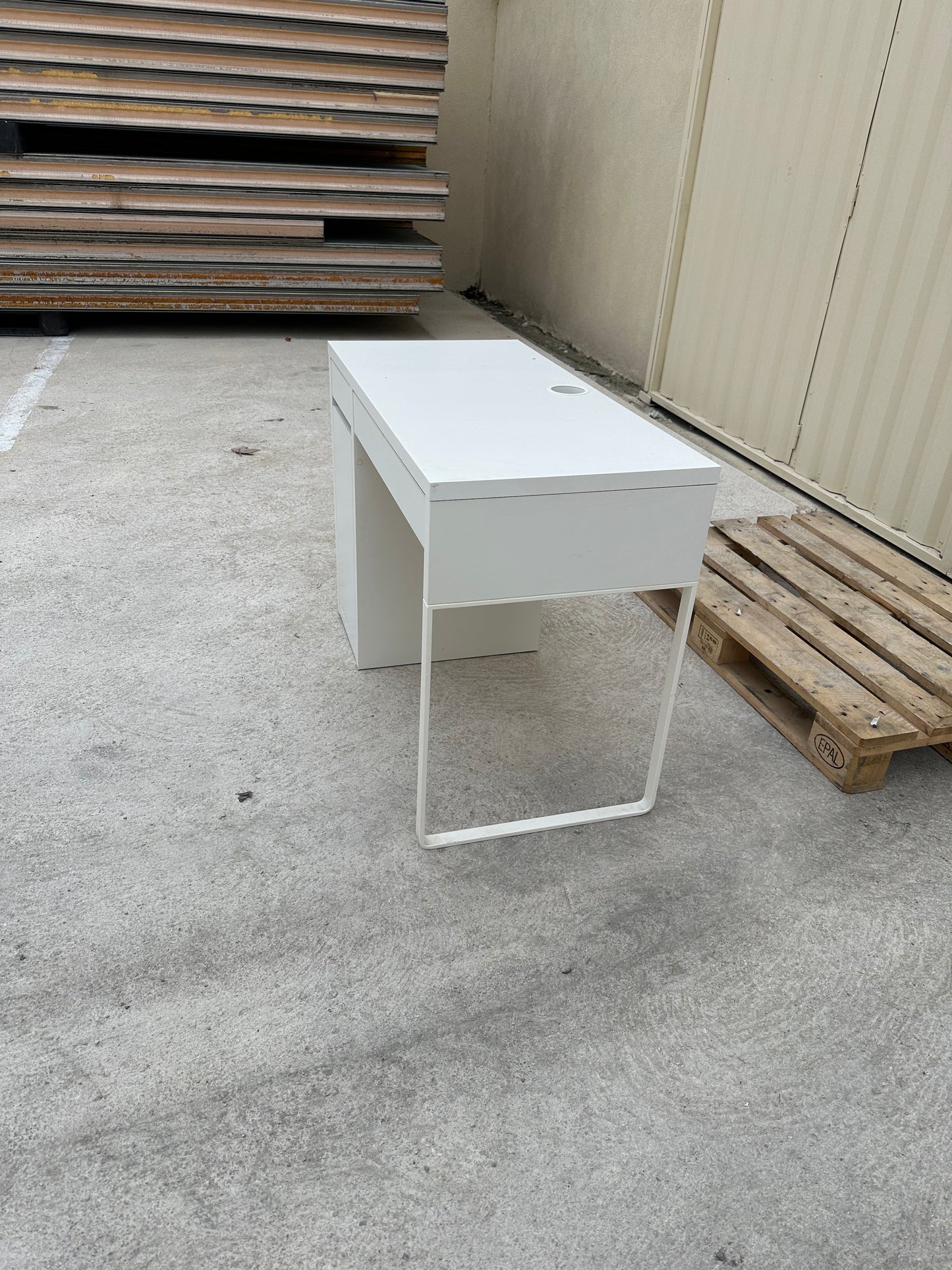 Bureau Compact & Fonctionnel - Tiroirs et Étagères