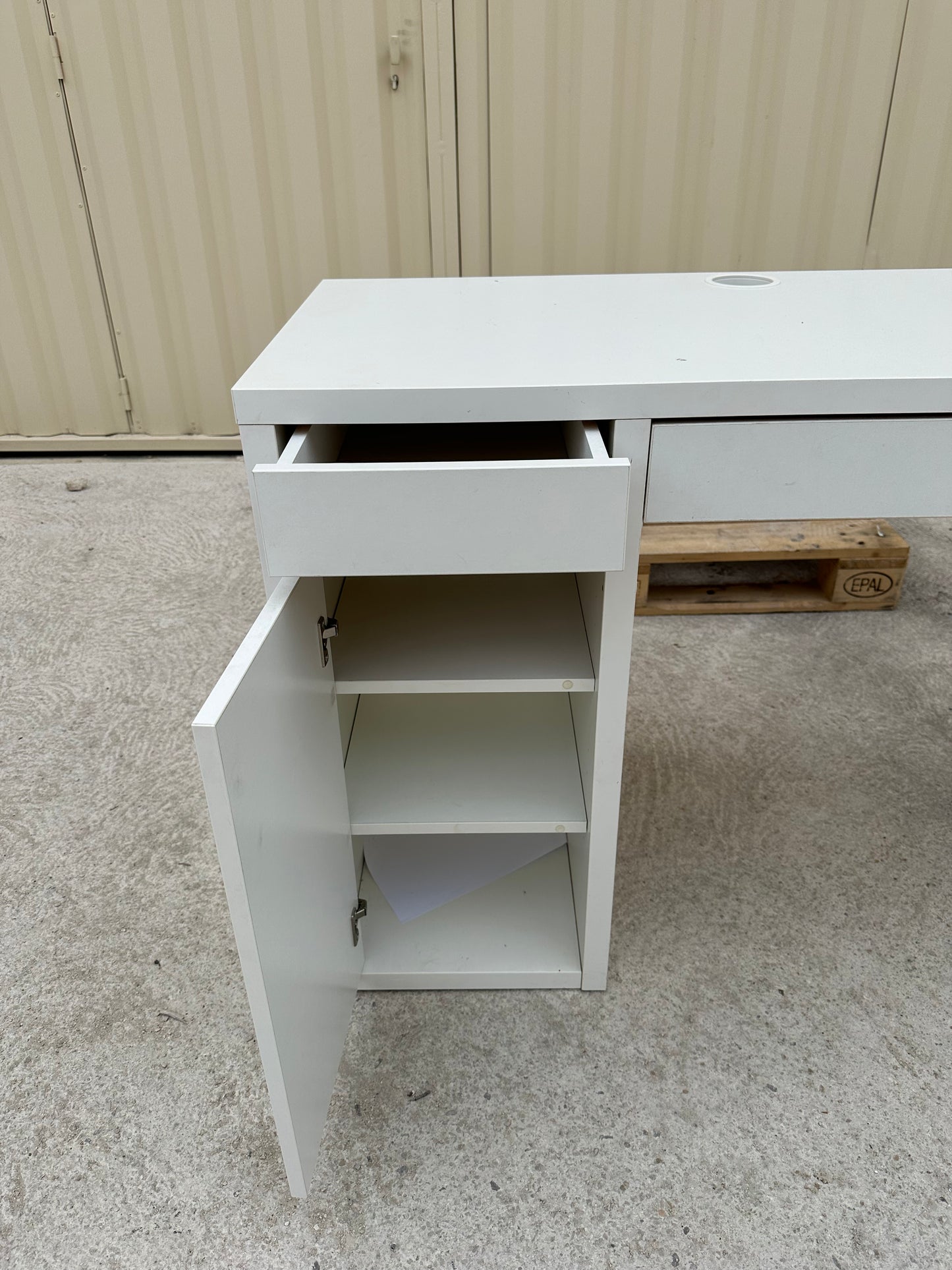 Bureau Compact & Fonctionnel - Tiroirs et Étagères