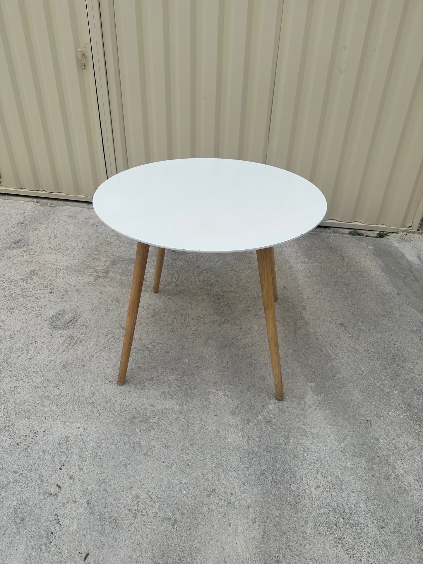 Table Scandinave - Plateau Rond Blanc et Pieds en Bois - Design Élégant et Minimaliste