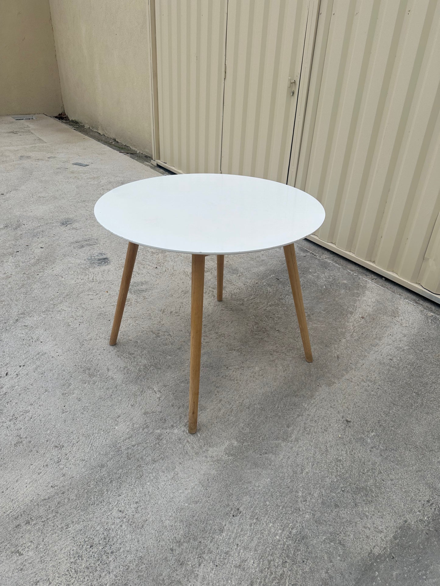 Table Scandinave - Plateau Rond Blanc et Pieds en Bois - Design Élégant et Minimaliste