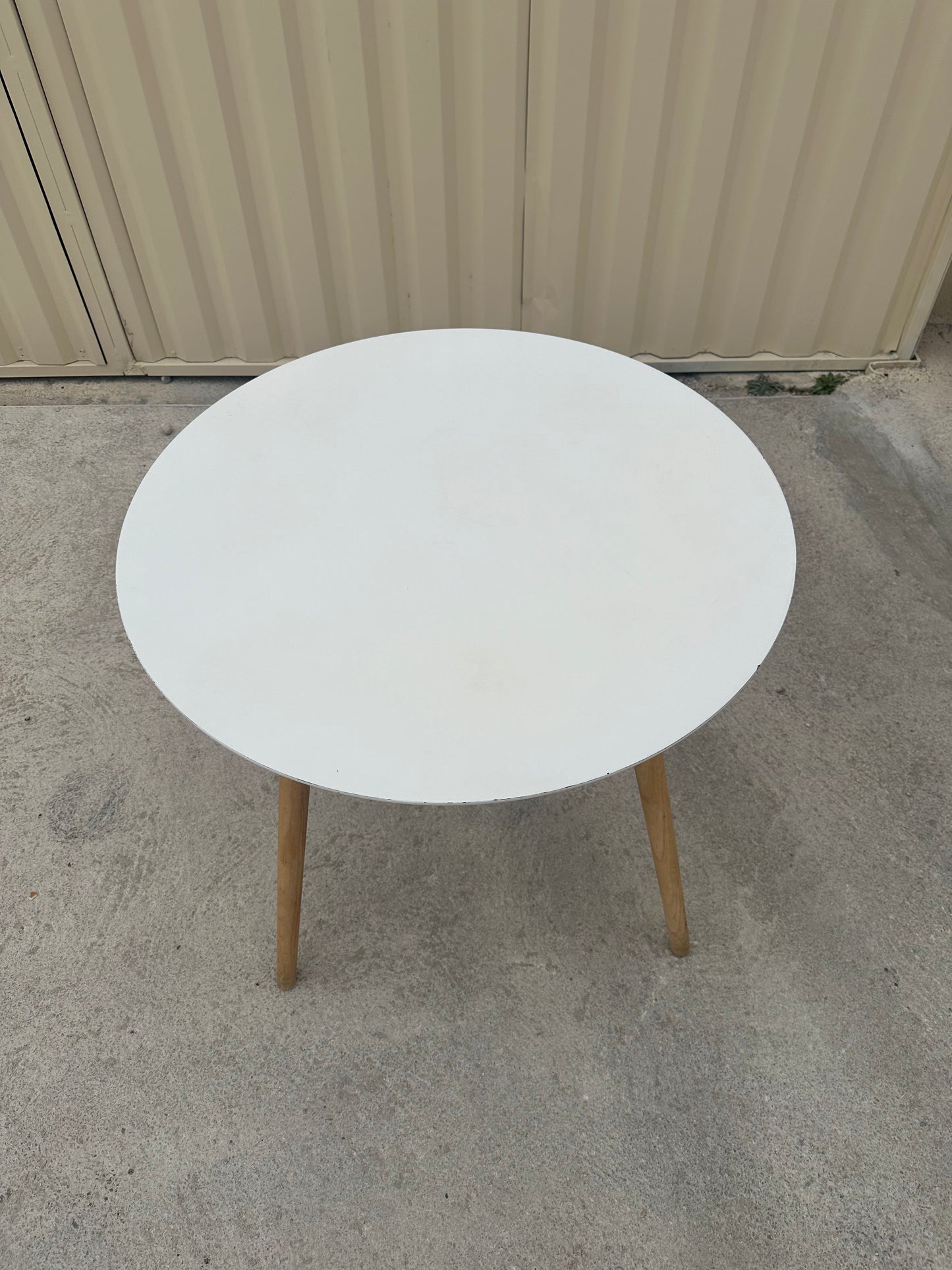 Table Scandinave - Plateau Rond Blanc et Pieds en Bois - Design Élégant et Minimaliste