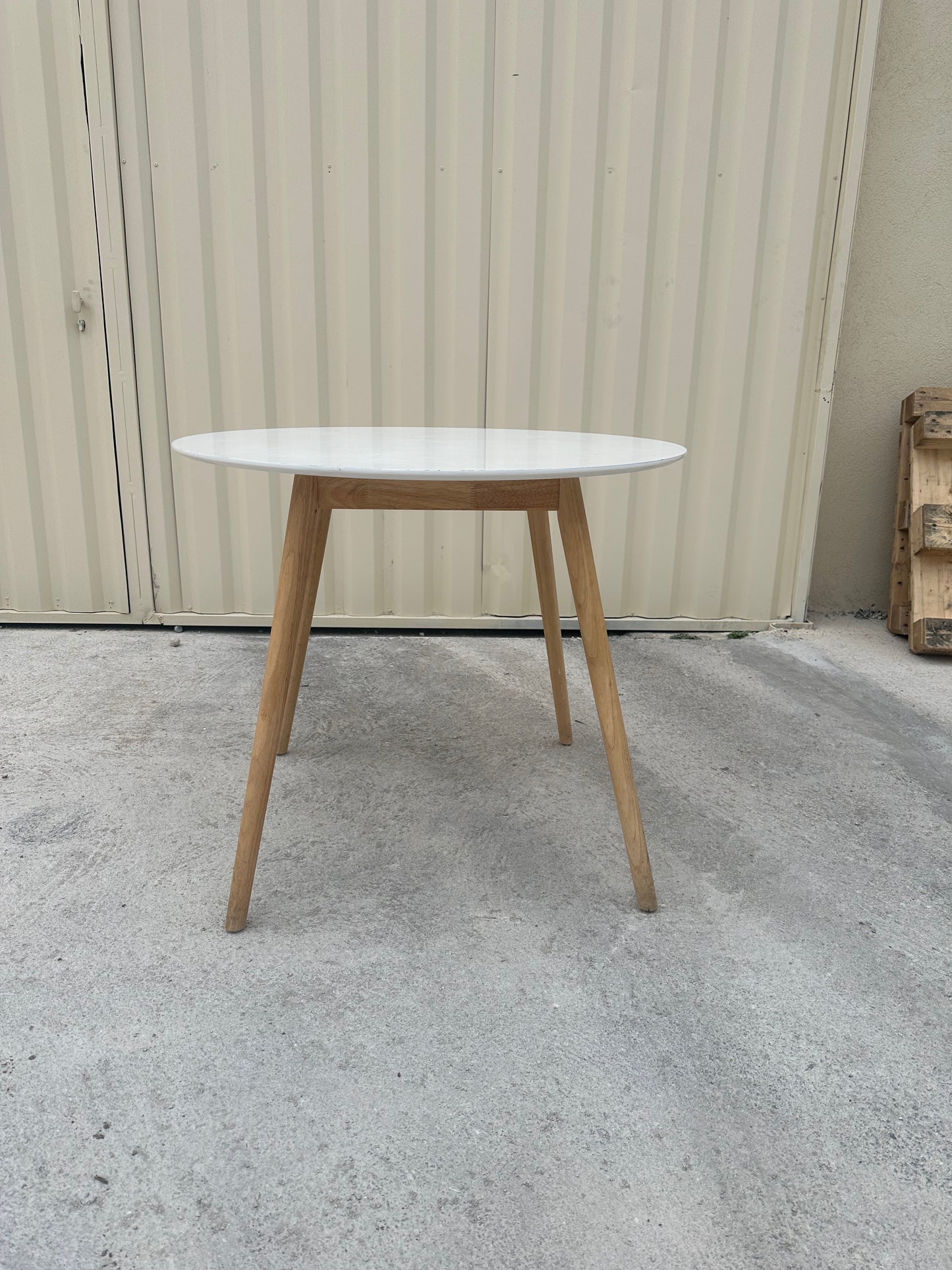 Table Scandinave - Plateau Rond Blanc et Pieds en Bois - Design Élégant et Minimaliste