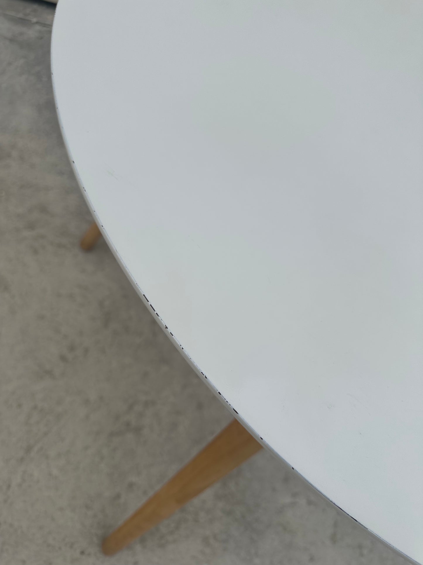 Table Scandinave - Plateau Rond Blanc et Pieds en Bois - Design Élégant et Minimaliste