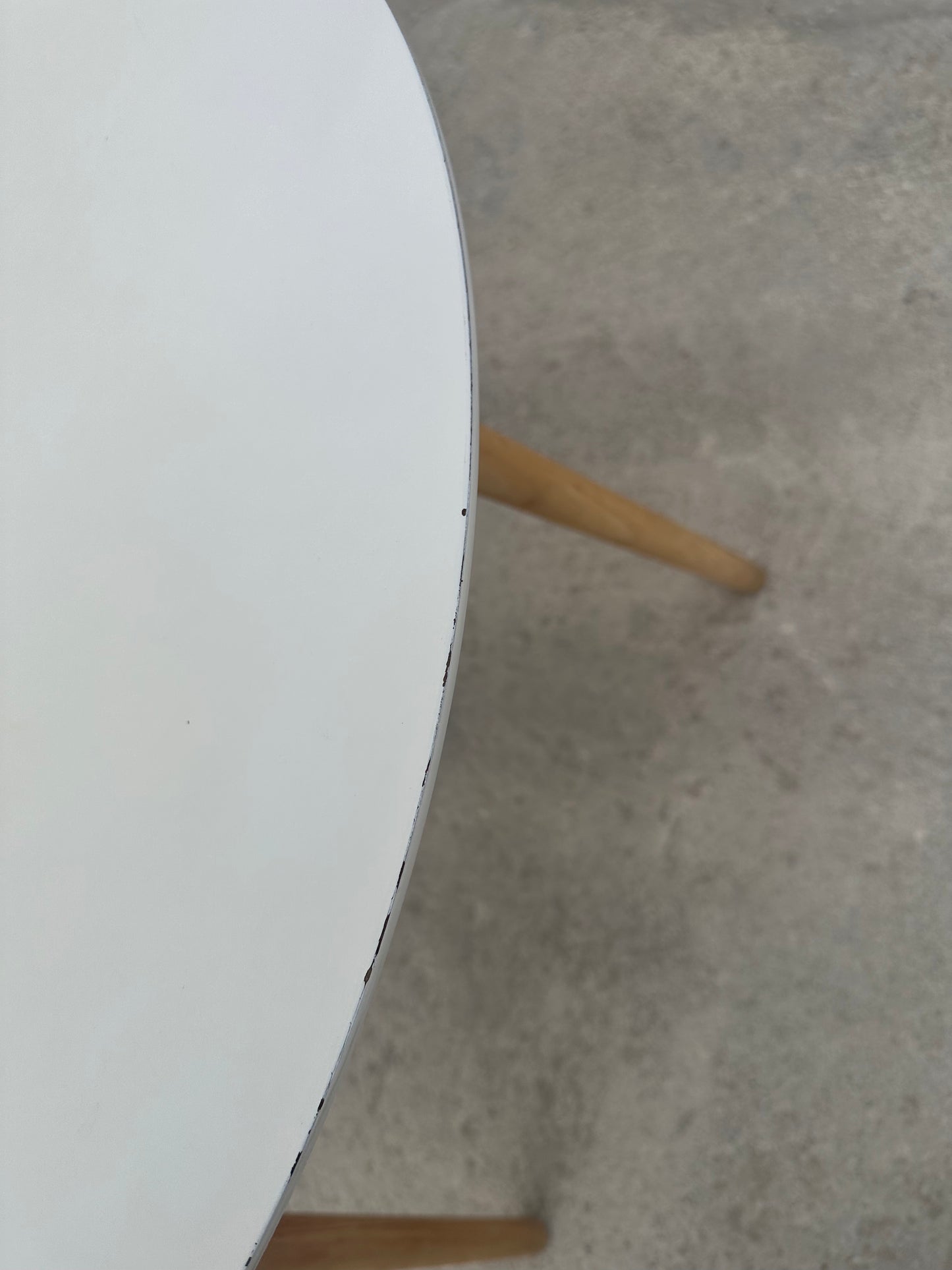 Table Scandinave - Plateau Rond Blanc et Pieds en Bois - Design Élégant et Minimaliste